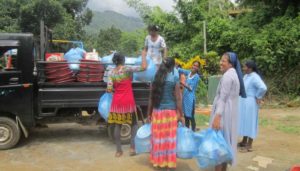 Hulp voor slachtoffers bij overstromingen Sri Lanka